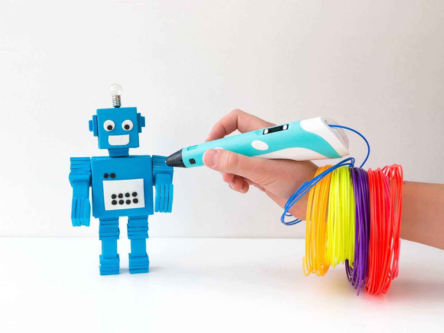 Robot and 3D pen. STEM and STEAM.